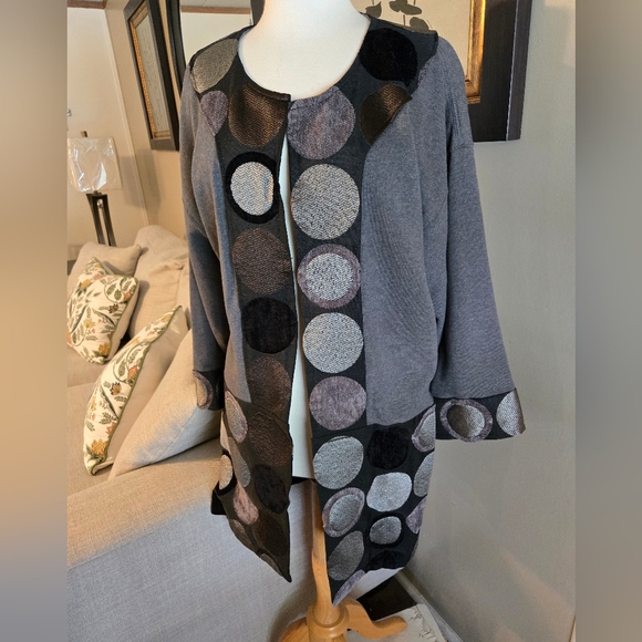 Handmade By Yaya Gray Circle Pattern Sweater - Picture 2 of 3